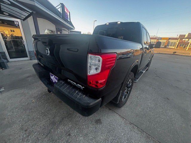 2017 Nissan Titan Image 7
