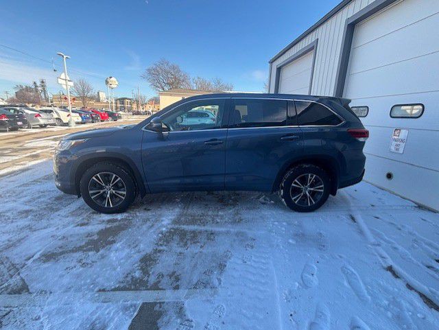 2018 Toyota Highlander Image 2