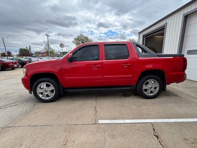 2008 Chevrolet Avalanche Image 2