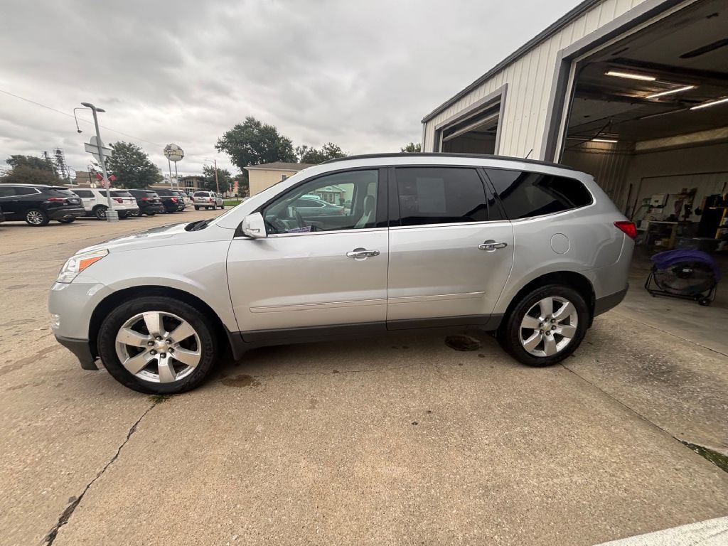 2011 Chevrolet Traverse Image 2