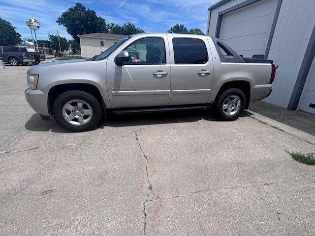 2009 Chevrolet Avalanche Image 2