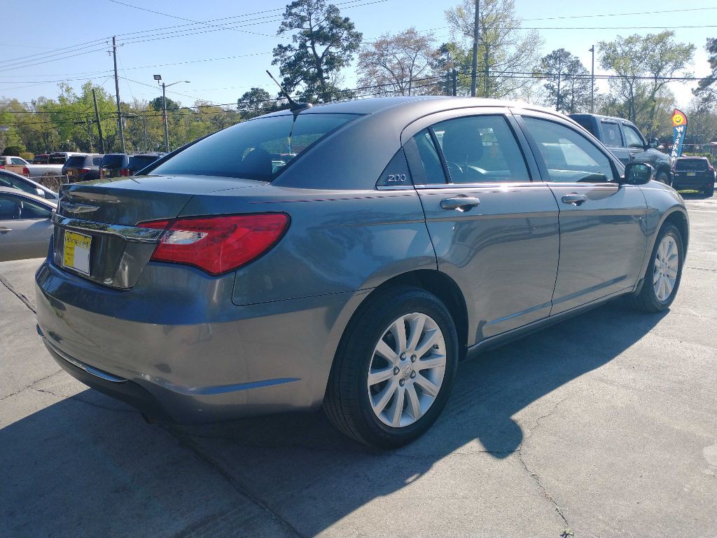 2013 Chrysler 200 Image 5