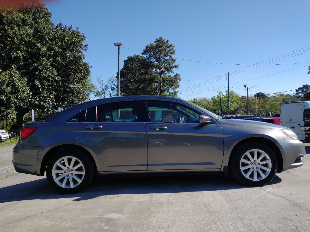 2013 Chrysler 200 Image 6