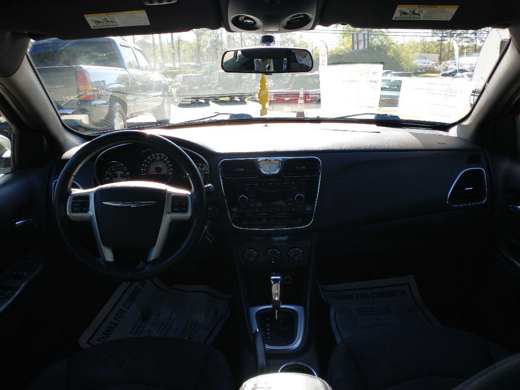 2013 Chrysler 200 Image 9