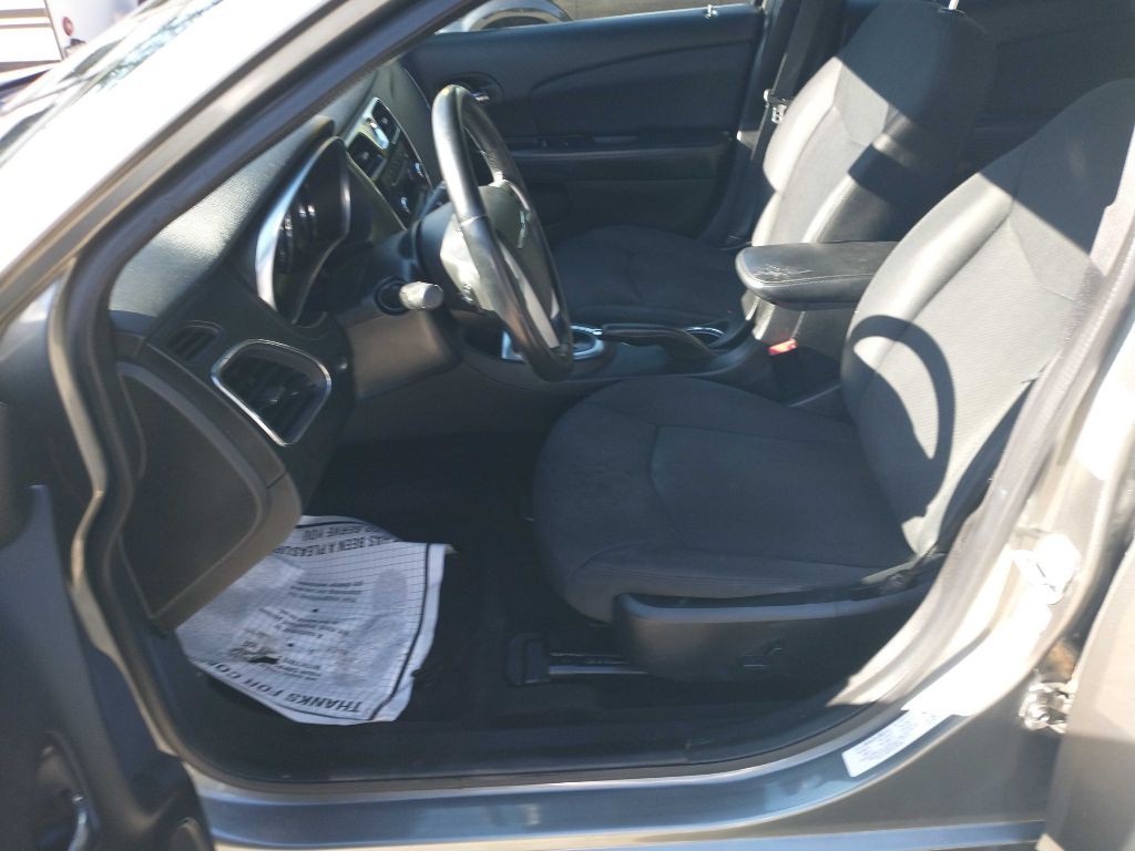 2013 Chrysler 200 Image 10