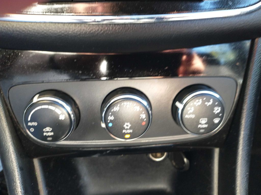 2013 Chrysler 200 Image 15
