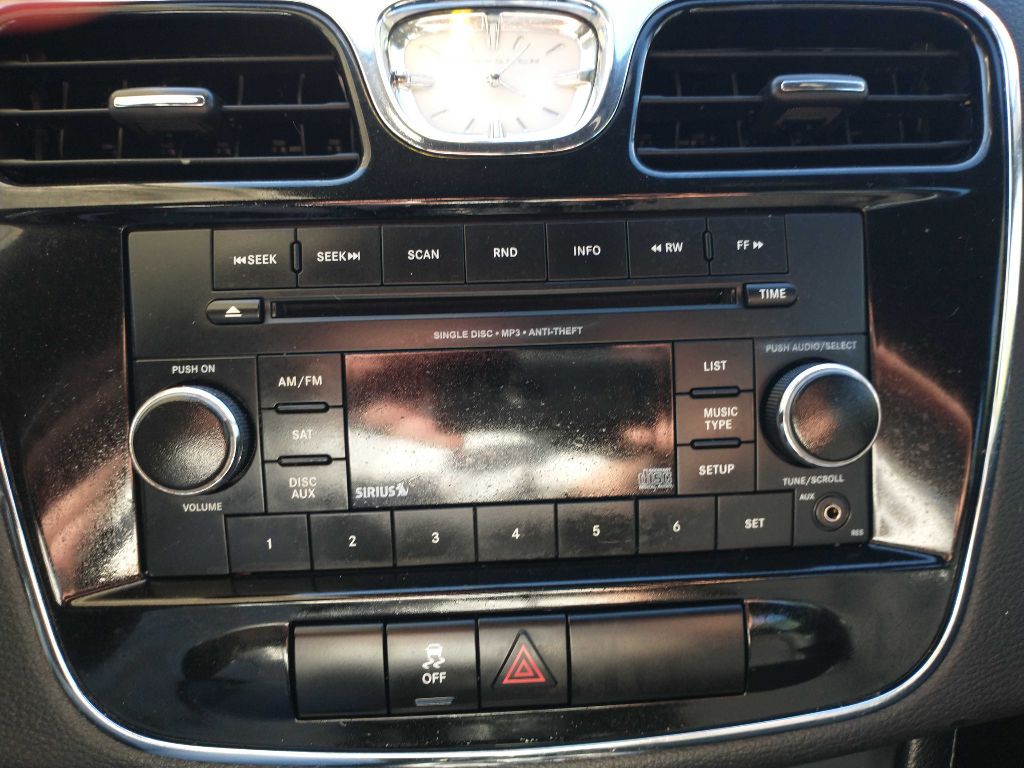 2013 Chrysler 200 Image 16