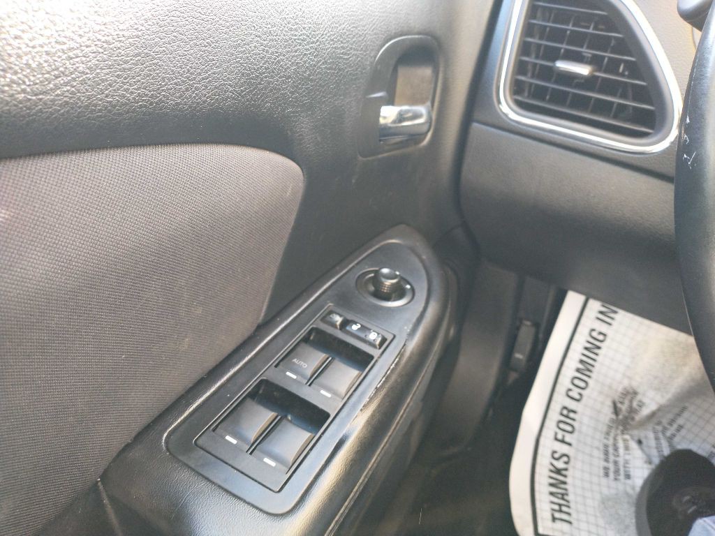 2013 Chrysler 200 Image 17