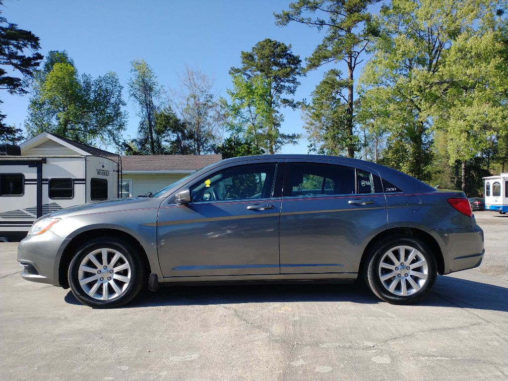 2013 Chrysler 200 Image 1