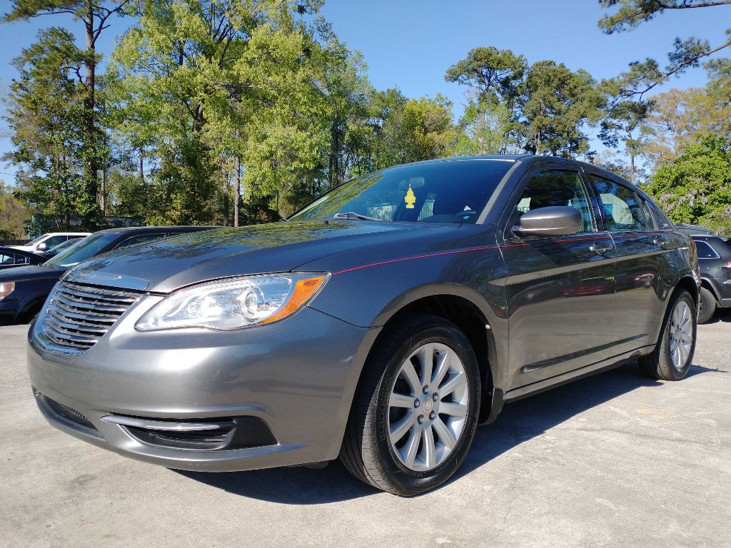 2013 Chrysler 200 Image 2