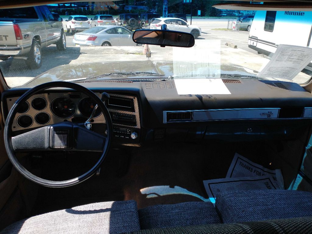 1986 Chevrolet Suburban Image 9