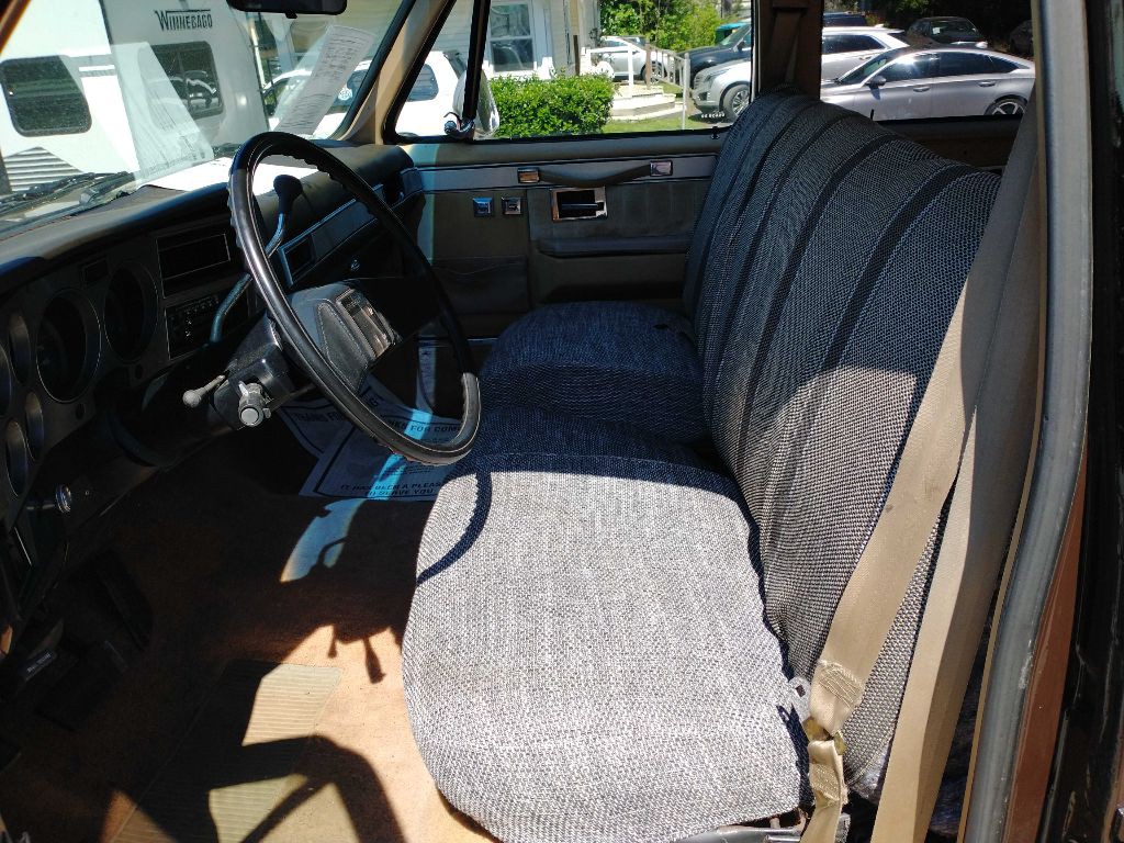 1986 Chevrolet Suburban Image 10