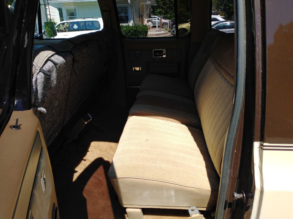 1986 Chevrolet Suburban Image 11