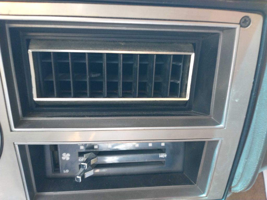 1986 Chevrolet Suburban Image 13