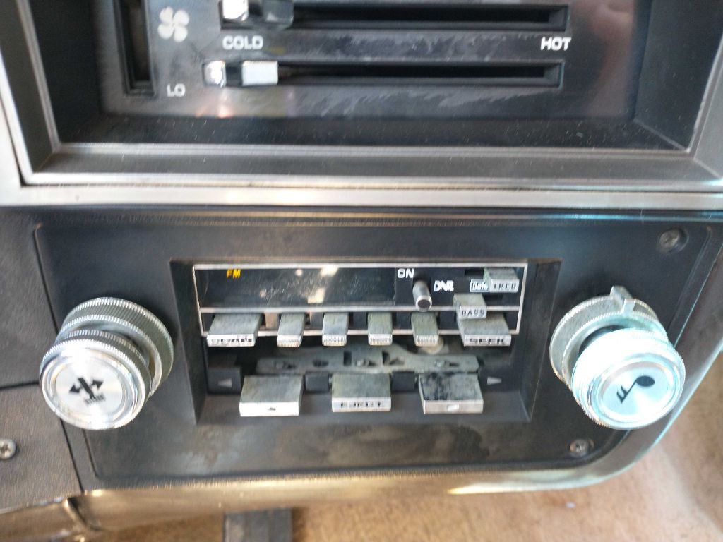1986 Chevrolet Suburban Image 14