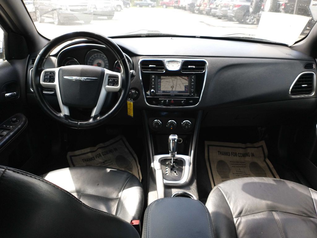 2012 Chrysler 200 Image 9