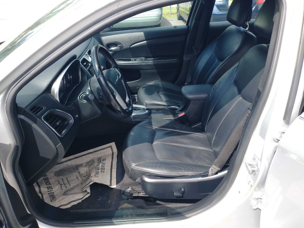 2012 Chrysler 200 Image 10