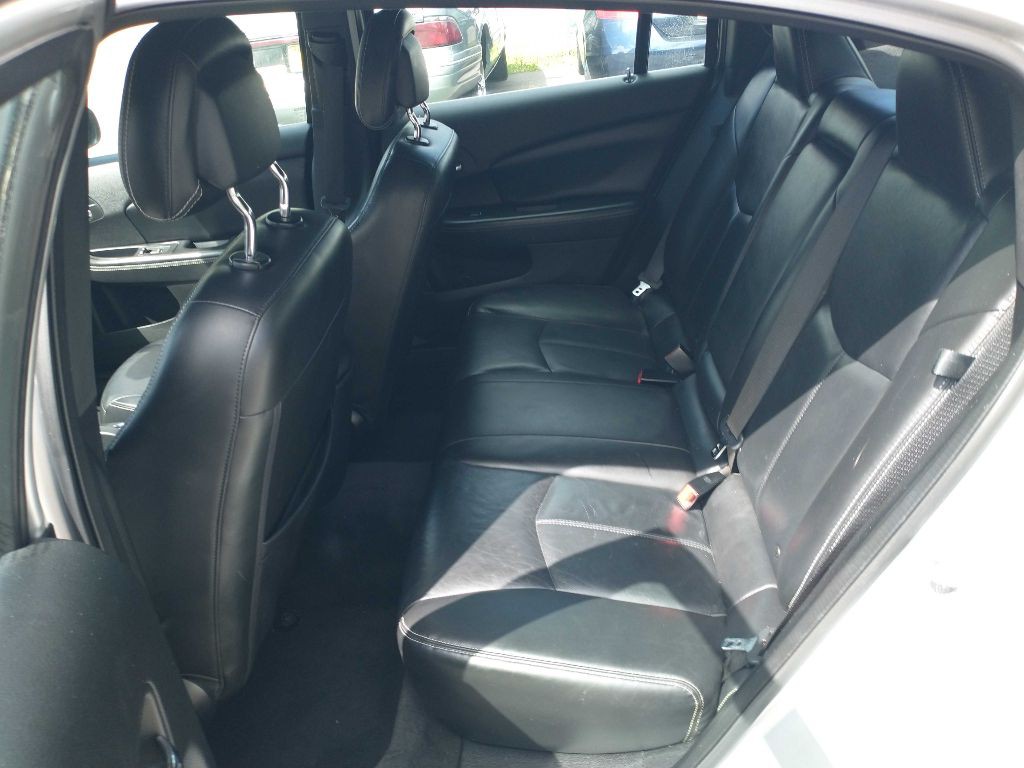 2012 Chrysler 200 Image 11