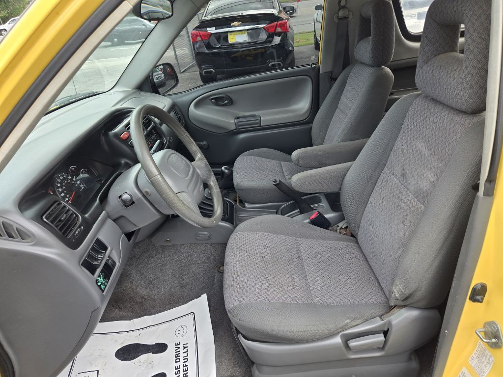 2003 Chevrolet Tracker Image 9