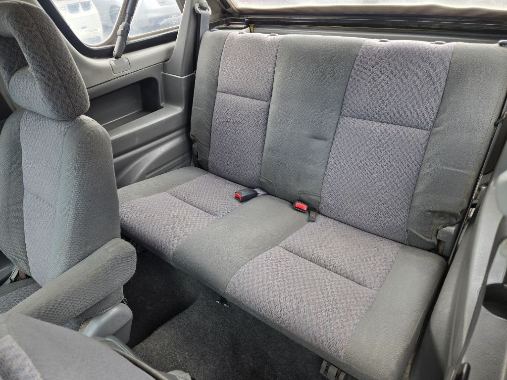 2003 Chevrolet Tracker Image 10