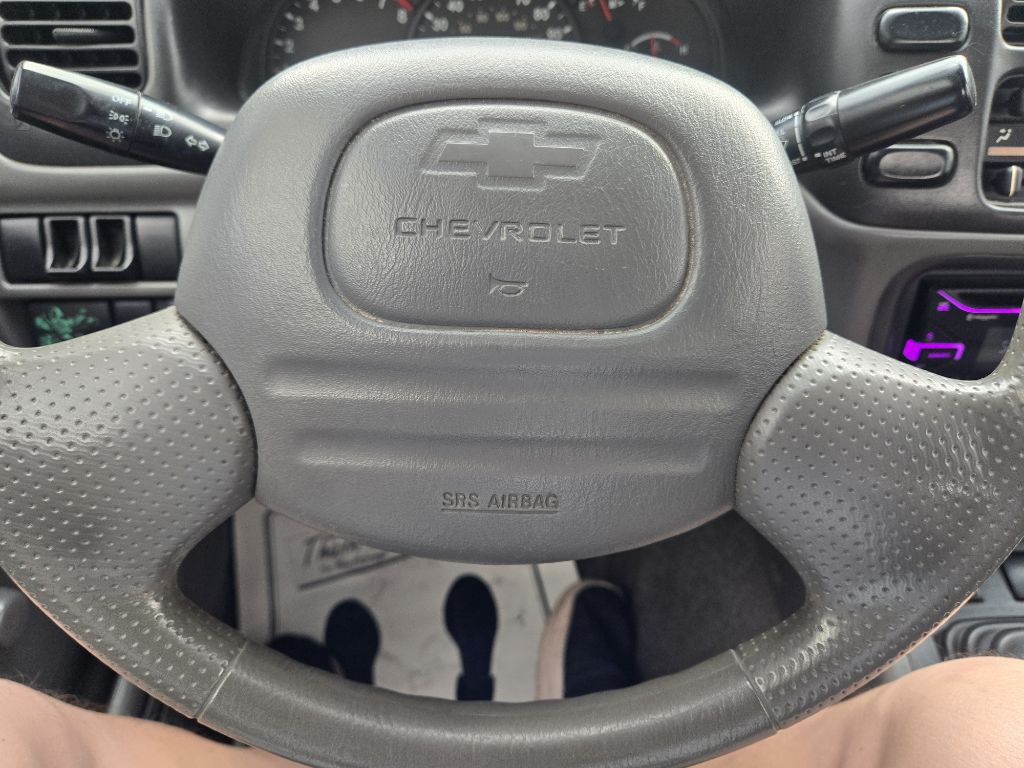 2003 Chevrolet Tracker Image 13