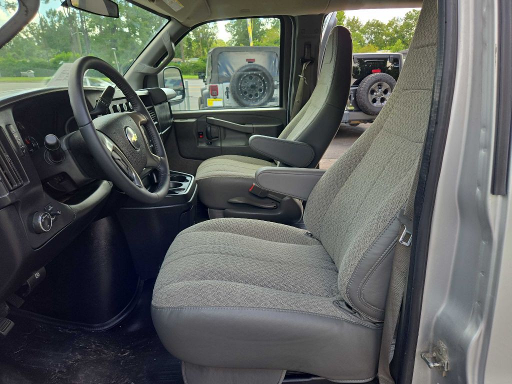 2016 Chevrolet Express Image 10