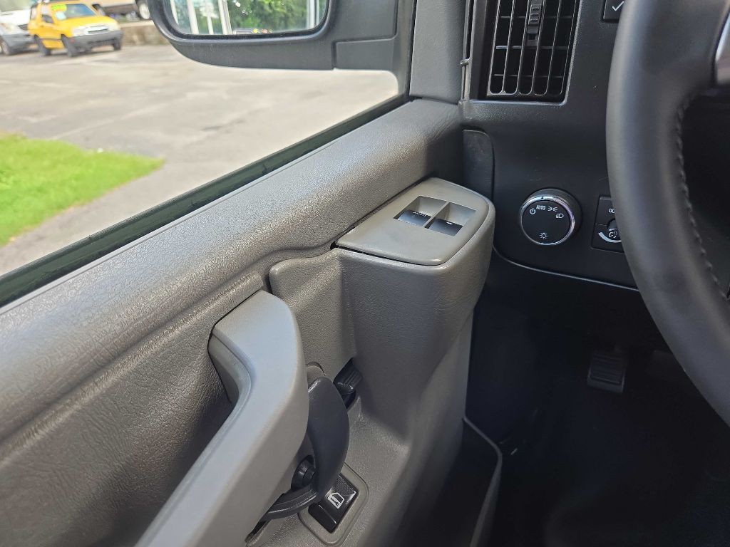 2016 Chevrolet Express Image 17