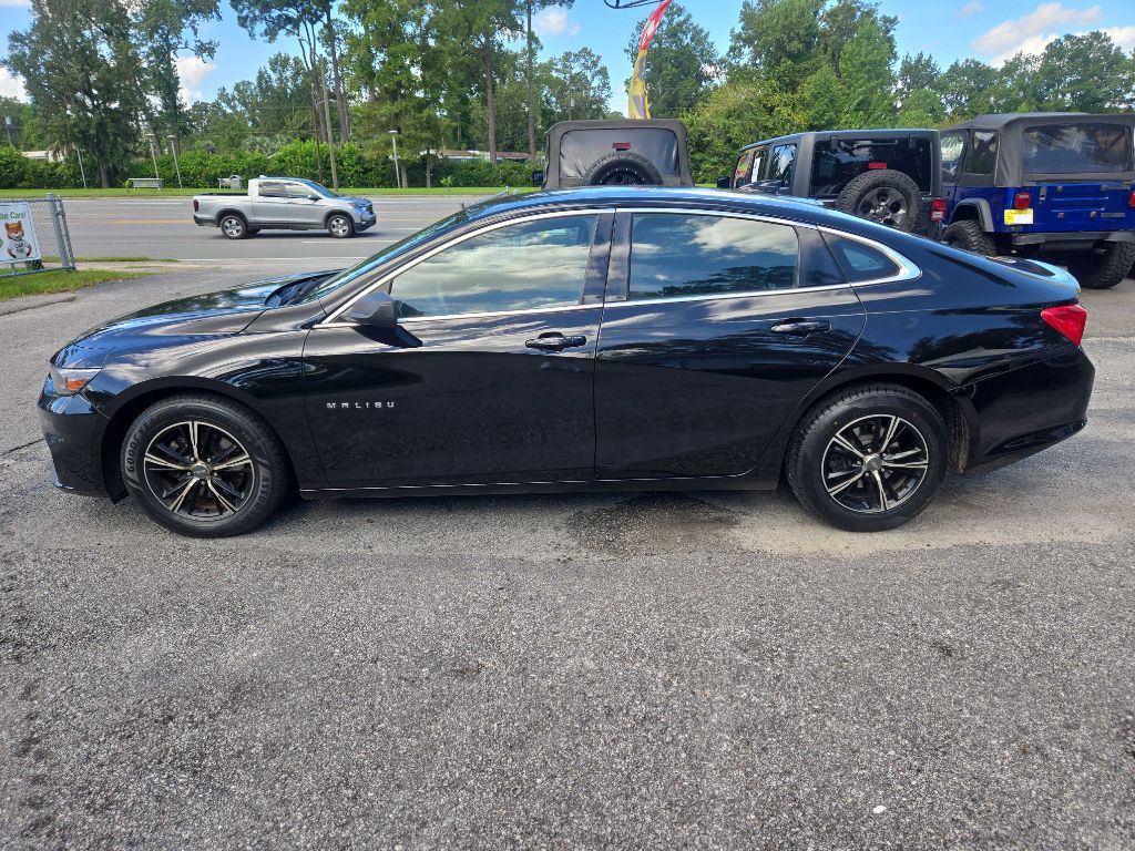 2017 Chevrolet Malibu Image 2