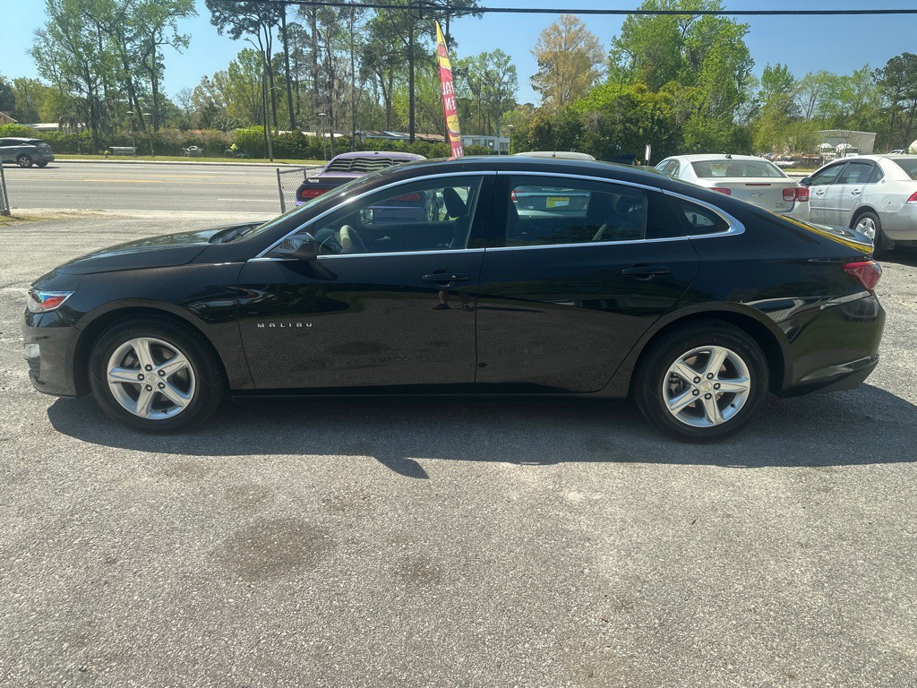 2022 Chevrolet Malibu Image 2