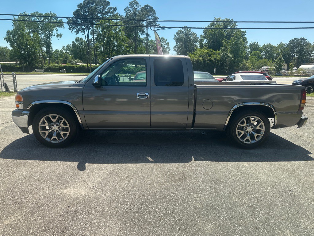 2001 GMC Sierra Image 2