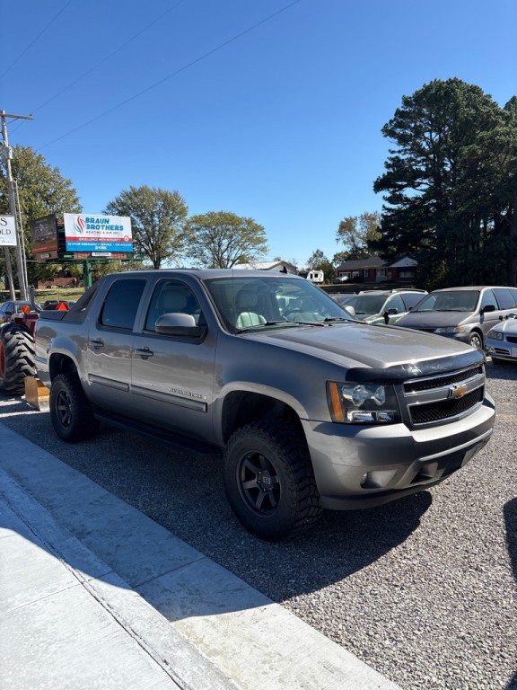 2007 Chevrolet Avalanche Image 2