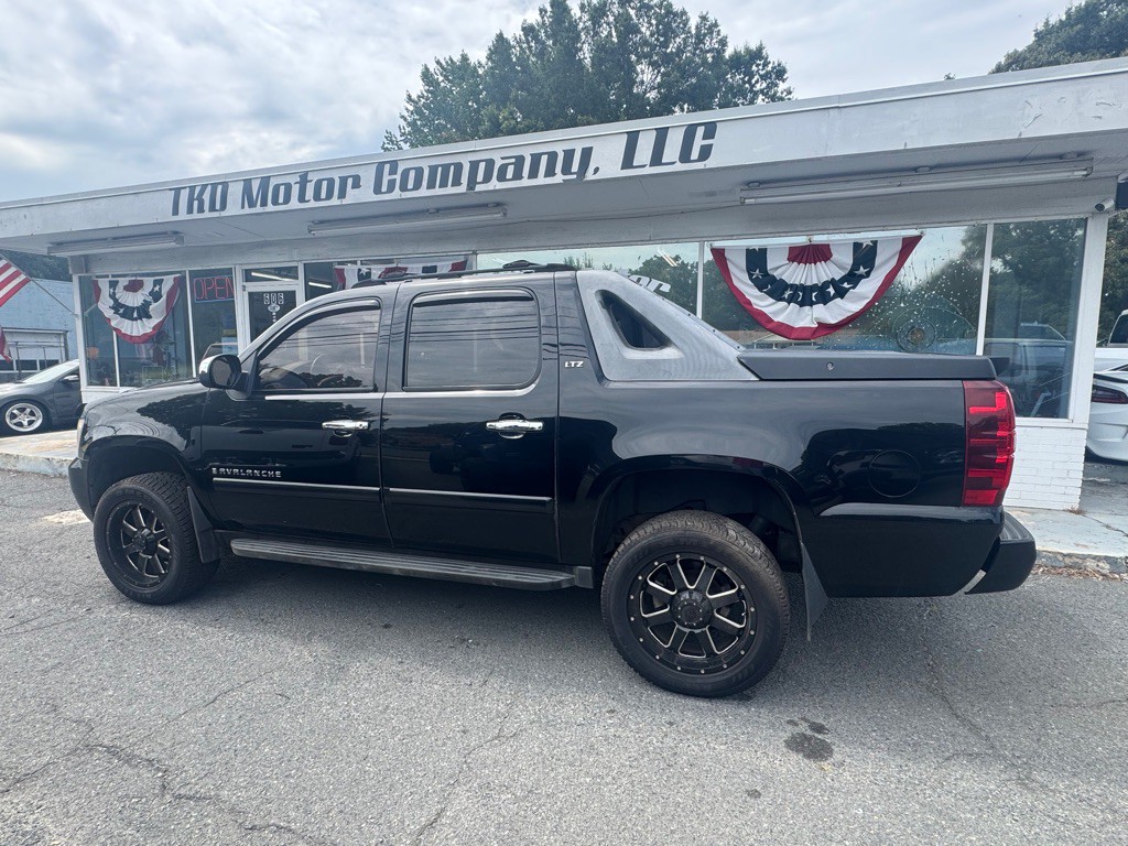 2007 Chevrolet Avalanche Image 2