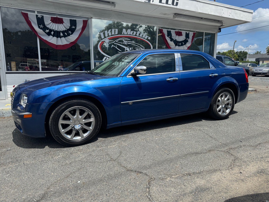 2010 Chrysler 300 Image 2