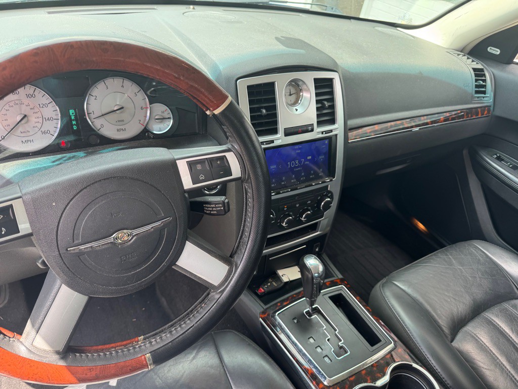 2010 Chrysler 300 Image 9