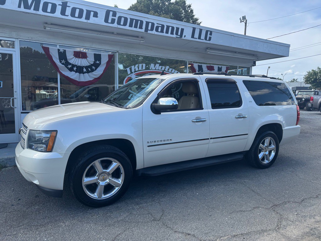 2014 Chevrolet Suburban Image 2
