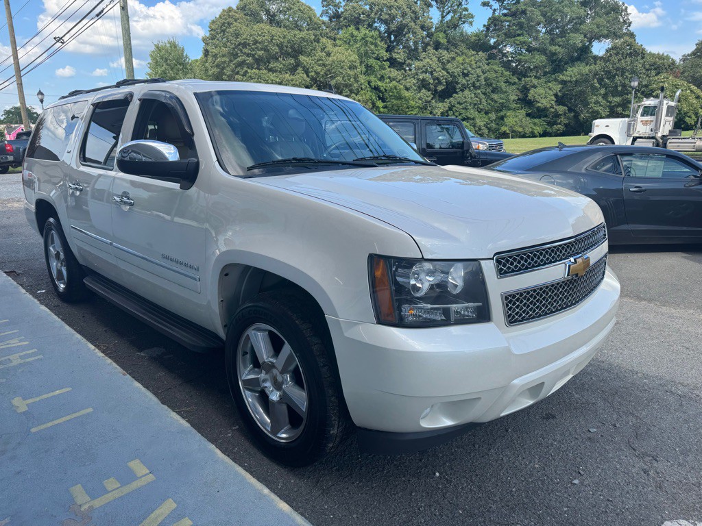 2014 Chevrolet Suburban Image 3