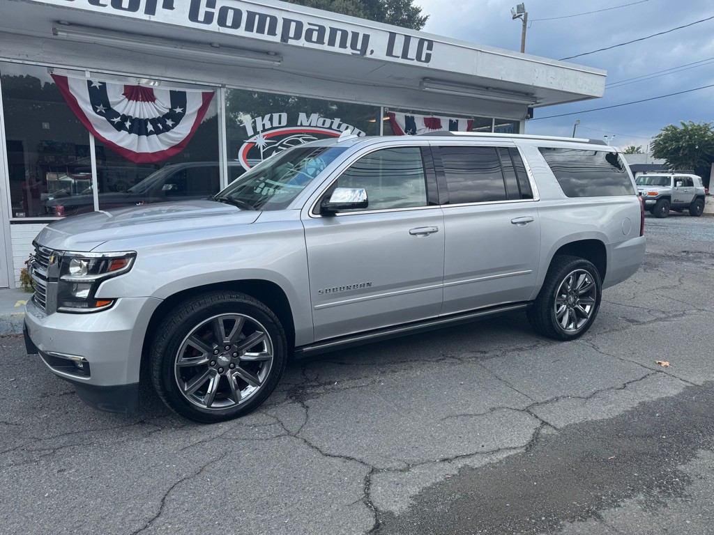 2017 Chevrolet Suburban Image 2