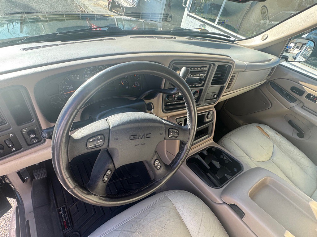 2004 GMC Yukon Image 9