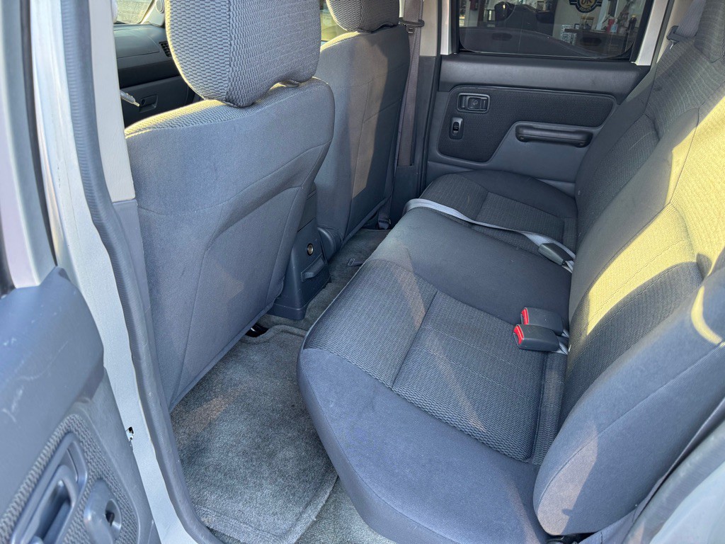 2004 Nissan Frontier Image 9