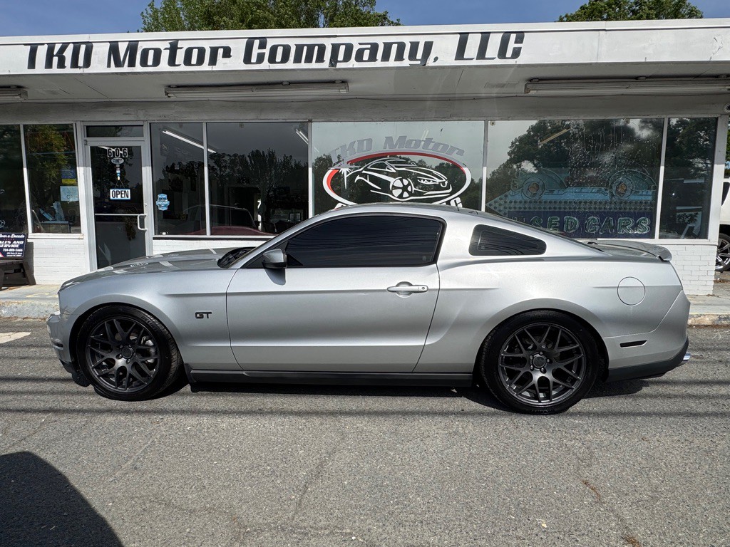2010 Ford Mustang Image 2