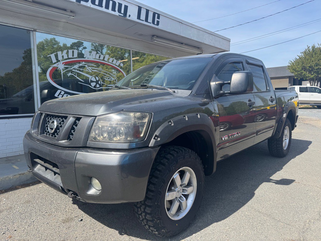 2010 Nissan Titan Image 1
