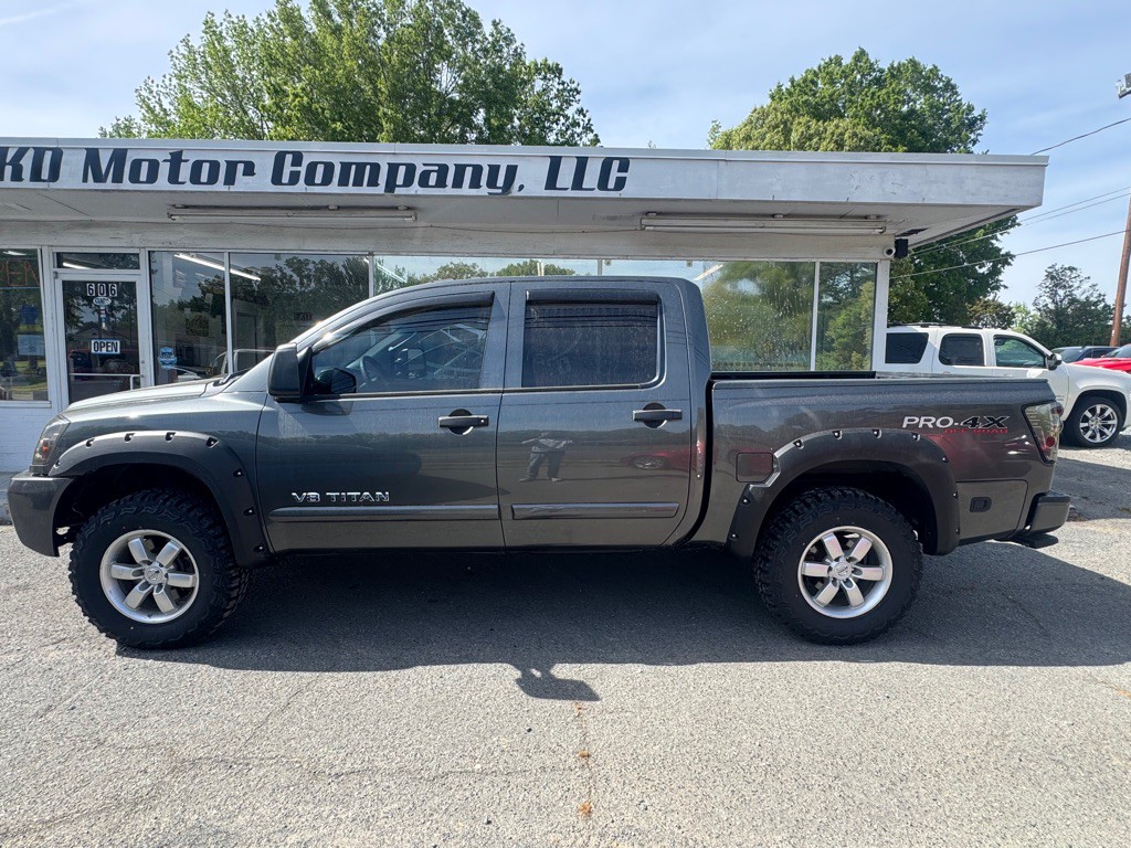2010 Nissan Titan Image 2