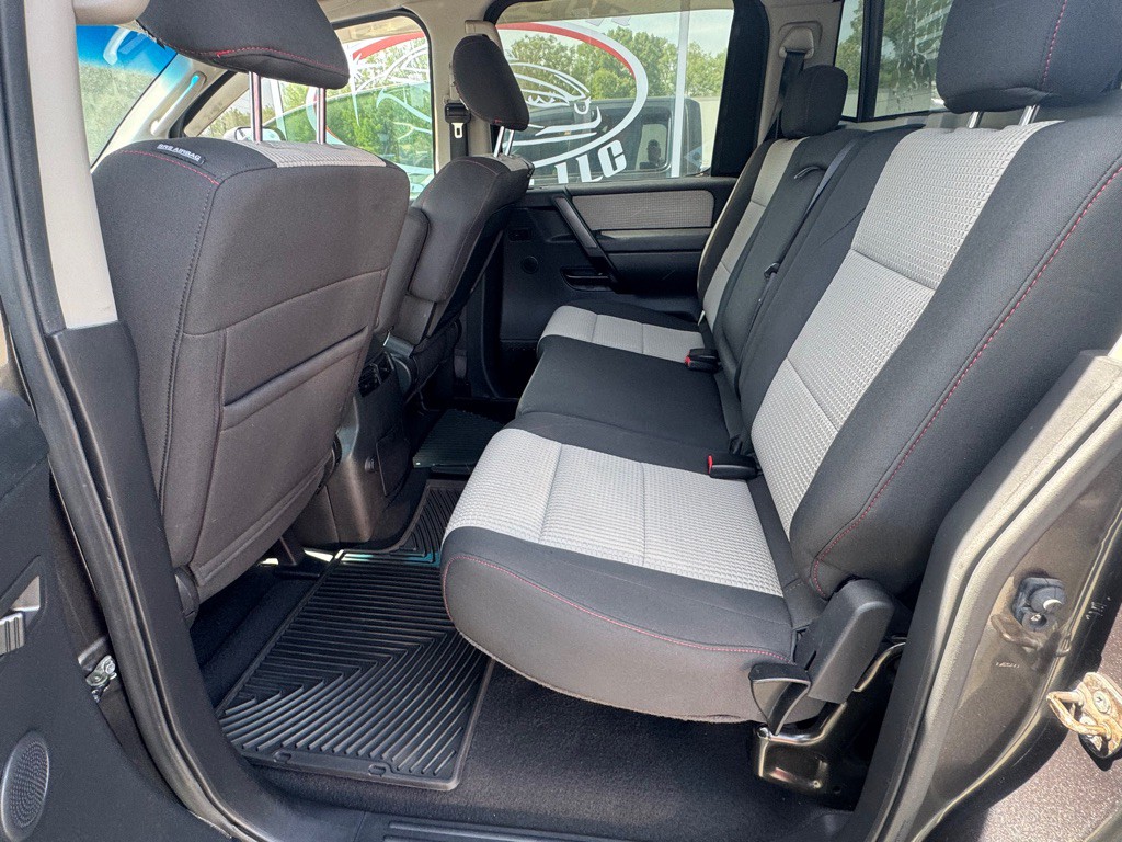 2010 Nissan Titan Image 12