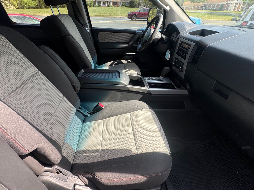 2010 Nissan Titan Image 13