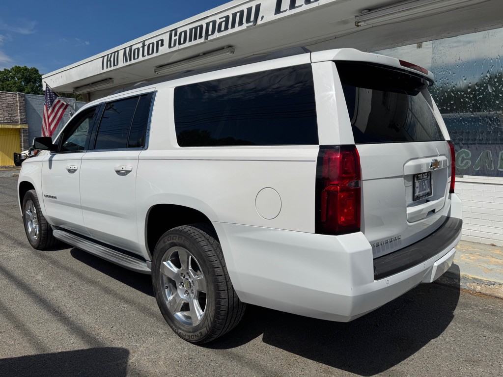 2015 Chevrolet Suburban Image 2