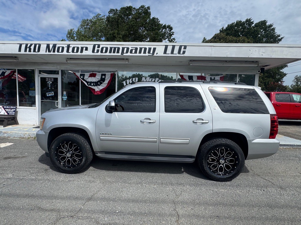2011 Chevrolet Tahoe Image 2