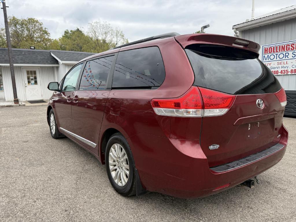 2011 Toyota Sienna Image 2