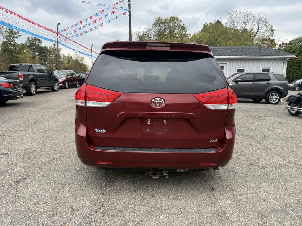 2011 Toyota Sienna Image 3