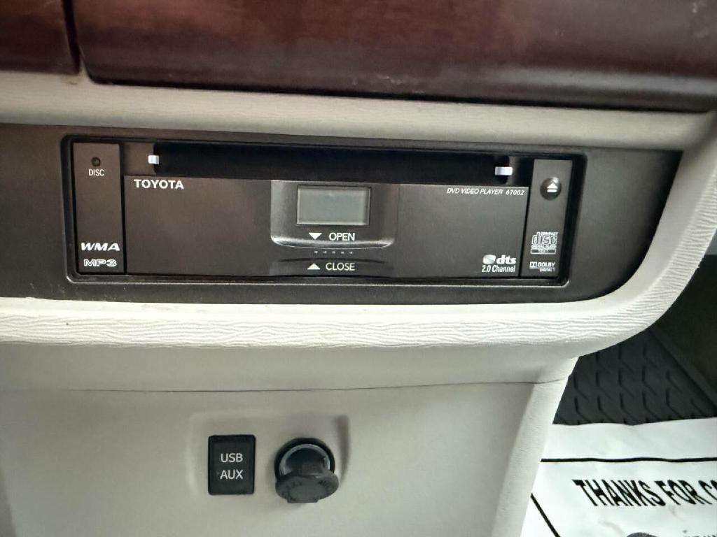 2011 Toyota Sienna Image 4