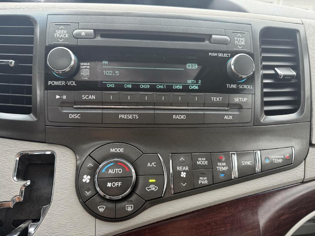 2011 Toyota Sienna Image 7